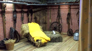 Als Heuschober dekorierter Raum, in der Mitte Strohballen und eine Decke Als Heuschober dekorierter Raum, in der Mitte Strohballen und eine Decke