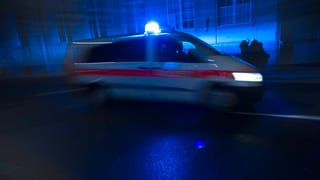Ein Polizeibus ist mit Blaulicht unterwegs Ein Polizeibus ist mit Blaulicht unterwegs