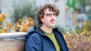 ein junger Mann mit Brille ein junger Mann mit Brille