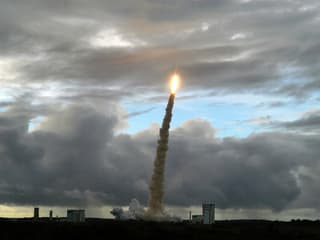 Rakete startet in Himmel.