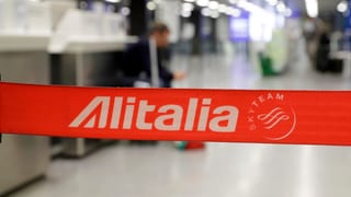 Alitalia-Banner an einem Flughafen