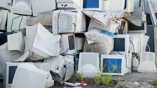 Ein Berg mit schrottiger Computer-Bildschirmen.