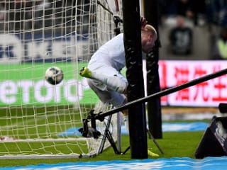 Davy Klaassen rennt am Tor vorbei, Mikrofone und Stangen stellen sich ihm entgegen