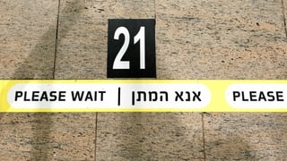 Bitte warten: Linie am Boden am Flughafen Tel Aviv