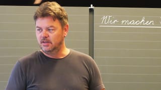 Lehrer Patrik Bernhard spricht vor seiner Primarschulklasse. Lehrer Patrik Bernhard spricht vor seiner Primarschulklasse.