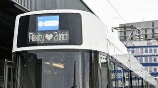 Auf der Anzeige-Tafel des neuen Flexity-Trams steht: Flexity liebt Zürich.