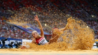 Darja Klischina landet nach einem Weitsprung im Sand