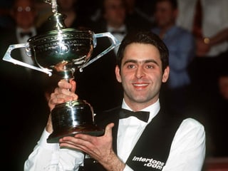 Ronnie O'Sullivan mit der WM-Trophäe 2001. Ronnie O'Sullivan mit der WM-Trophäe 2001.
