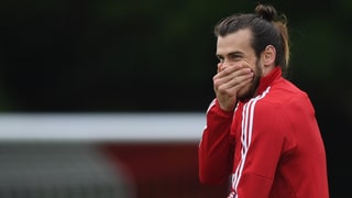 Fussballer Gareth Bale mit Hand vor Mund.