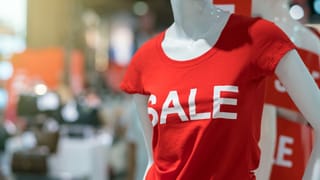 Eine Schaufensterpuppe trägt ein rotes T-Shirt mit der Aufschrift "Sale". Eine Schaufensterpuppe trägt ein rotes T-Shirt mit der Aufschrift "Sale".