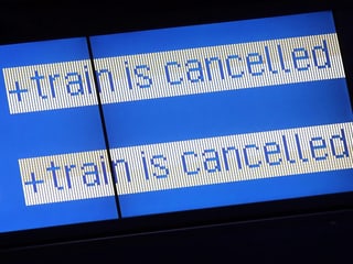 Eine Anzeigetafel informiert, dass Zugsverbindungen gestrichen worden sind.