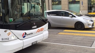 Ein Bus und ein Auto begegnen sich. Ein Bus und ein Auto begegnen sich.