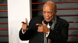 Quincy Jones mit Anzug und Fliege.