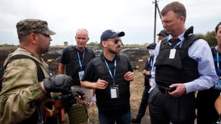 Ein OSZE-Beobachter im Dialog mit einem Kämpfer