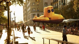 Fussgänger in einer Stadt; ein realistisches U-Boot schwebt in der Luft.