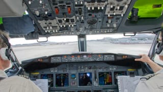 Ein Cockpit mit zwei Piloten. Ein Cockpit mit zwei Piloten.