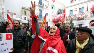 Menschen protestieren in Tunesien auf der Strasse.