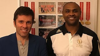 Präsident Stav Jacobi und der neue Trainer Anderson de Oliveira Rodrigues lächeln Seite an Seite in die Kamera.