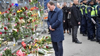 Ministerpräsident Stefan Löfven gedenkt der Opfer.