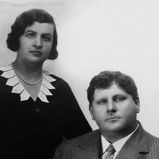 EIn Mann und eine Frau gucken streng in die Kamera. EIn Mann und eine Frau gucken streng in die Kamera.