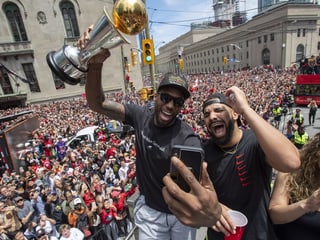 Leonard feiert mit Drake. Leonard feiert mit Drake.