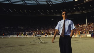Johan Cruyff in einem Stadion.