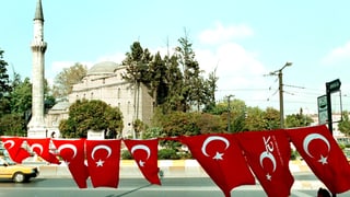 Abschrankung mit Türkeifahnen vor Moschee.