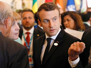 Macron mit der geballten Faust.