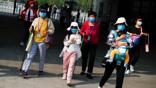 People wearing face masks arrive at the ticket area to visit the Mutianyu section of the Great Wall of China on the first day of the five-day Labour Day holiday following the coronavirus disease (COVID-19) outbreak, on the outskirts of Beijing, China May 1, 2020. REUTERS/Thomas Peter