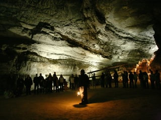 Besucher stehen in der Flint-Ridge-Mammoth Höhle in den USA.
