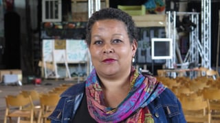 Brigitte Hilty Haller steht in der Grossen Halle der Reitschule Brigitte Hilty Haller steht in der Grossen Halle der Reitschule