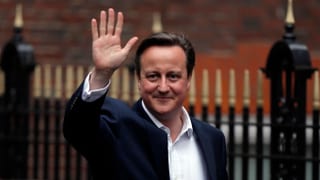David Cameron winkt vor der Downing Street