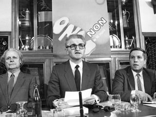 Mitglieder des Aktionskomitees gegen einen UNO-Beitritt der Schweiz 1986: Otto Fischer, Hubert Reymond und Christoph Blocher (v.l.n.r.). Schwarz-weiss-Foto
