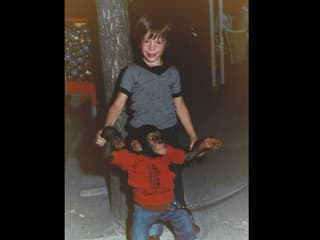 Sven Epiney als Kind mit Schimpansen.