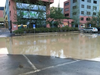 Ein überschwemmter Parkplatz.