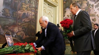 Der russische Aussenminister Sergej Lawrow legt Blumen nieder im Andenken an den getöteten Botschafter Andrej Karlow.