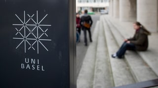 Das Logo der Uni vor dem Kollegiengebäude.