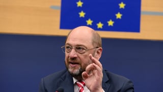 Porträt von Martin Schulz mit erhobener Hand.