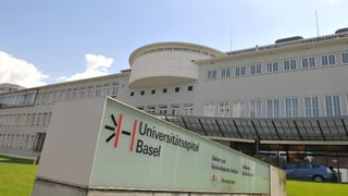 Der Eingang des Universitätsspital Basel mit einem grossen Logo-Balken