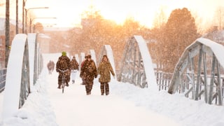 Brücke in Umea im Winter.