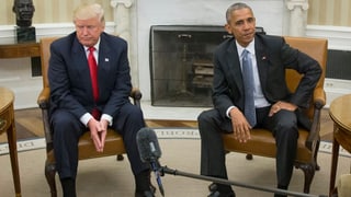 Obama und Trump auf Stühlen.