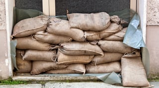 Sandsäcke vor Tür. Sandsäcke vor Tür.