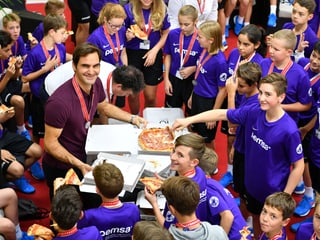 Federer mit Balljungen und -mädchen beim Pizza-Essen.
