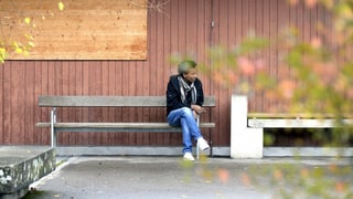Symbolbild Asylunterkunft. Ein Mann sitz vor einer Asylunterkunft auf einer Bank. Symbolbild Asylunterkunft. Ein Mann sitz vor einer Asylunterkunft auf einer Bank.