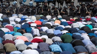 Muslime in der Jerusalemer Altstadt beten vor israelischen Soldaten. 