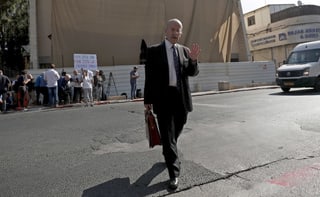 Netanjahus Anwalt Ram Caspi auf dem Weg zum Justizministerium in Salahaddin Street in Jerusalem. Netanjahus Anwalt Ram Caspi auf dem Weg zum Justizministerium in Salahaddin Street in Jerusalem.