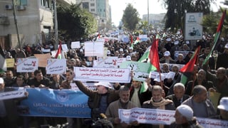 UNRWA-Mitarbeiter demonstrieren in Gaza gegen den US-Entscheid. UNRWA-Mitarbeiter demonstrieren in Gaza gegen den US-Entscheid.