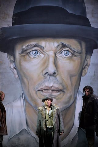Gawain vor einem Riesenporträt des Künstlers Joseph Beuys. Gawain vor einem Riesenporträt des Künstlers Joseph Beuys.