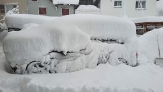 Tief verschneites Auto