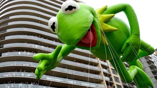 Ein grosser Kermit-Ballon.
